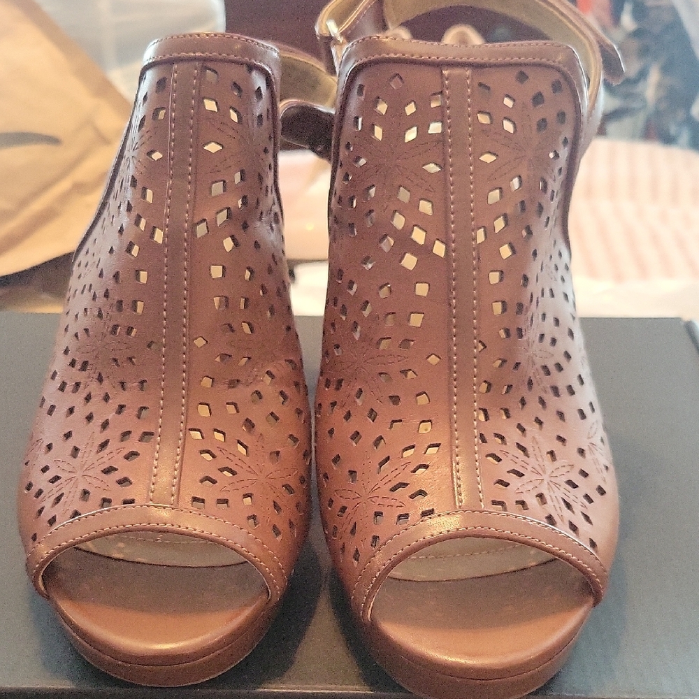 Price Drop!NWOT Naturalizer Brown Leather Peep-Toe Cutout   Sandals 4-inch Heels